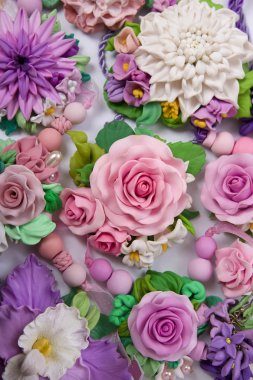 Romantik Stil kümesi: bir sürü çiçek varicolored takı yapılmış