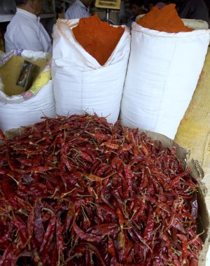Biber kırmızı biber Hint Jaipur pazarında, Rajasthan, Hindistan