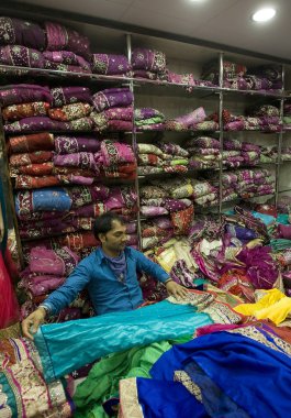 Jaipur, Hindistan, 4 Aralık 2015: tanımlanamayan Hintli adam bir Tr gösterilen