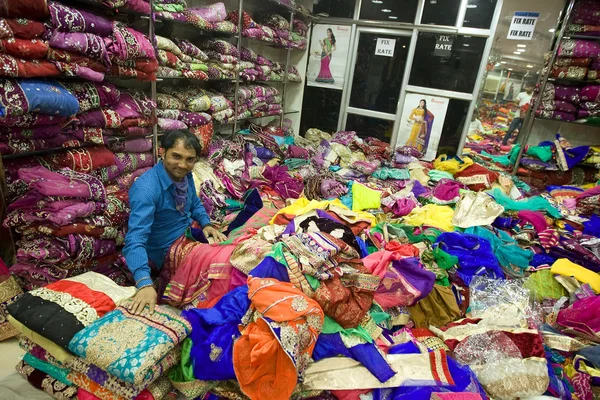Jaipur, Indie, 4 gru 2015: Wyświetlono tkaniny Sari tradycyjnych Indian Man — Zdjęcie stockowe