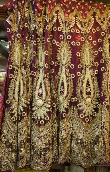在市场上的彩色东部装饰的织物 — 图库照片