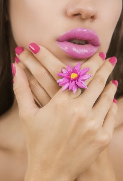 Menina bonita com maquiagem rosa brilhante e acessório de perto . — Fotografia de Stock