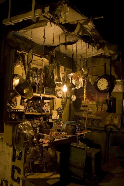 MUMBAI, INDIA - may 2014: Chor Bazaar - Antique Indian Thieves M — Stock Photo, Image