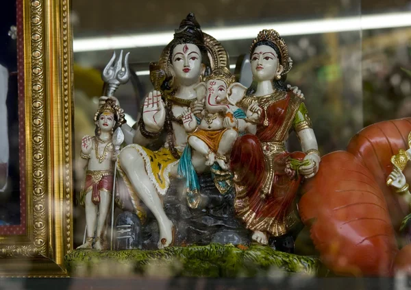 MUMBAI, INDIA - May 2014: Family of Shiva figurine on Chor Bazaa — стоковое фото