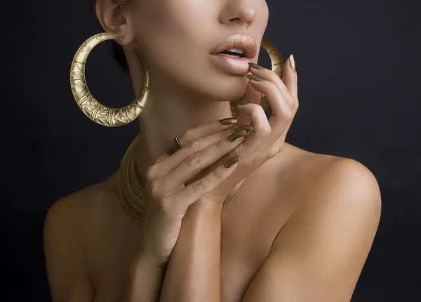 Mulheres com maquiagem dourada, mãos com manicure dourado. Maquiagem, B — Fotografia de Stock