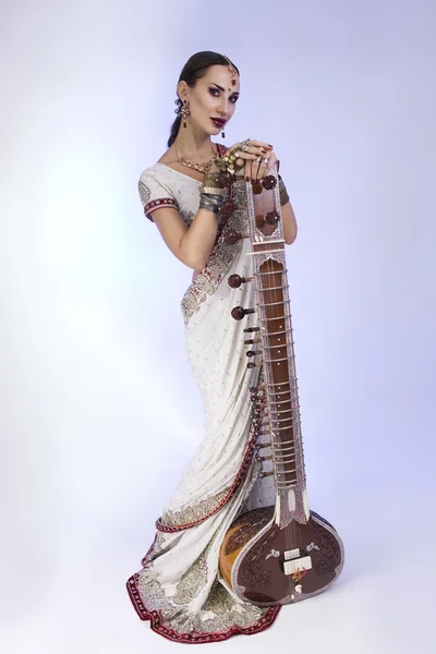 Beautiful Indian Woman in Sari with Oriental Jewelry Posing with — Stock Photo, Image