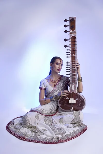 Beautiful Indian Woman in Sari with Oriental Jewelry Playing the — Stock Photo, Image