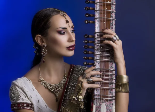 Hermosa mujer india en Sari con joyas orientales — Foto de Stock