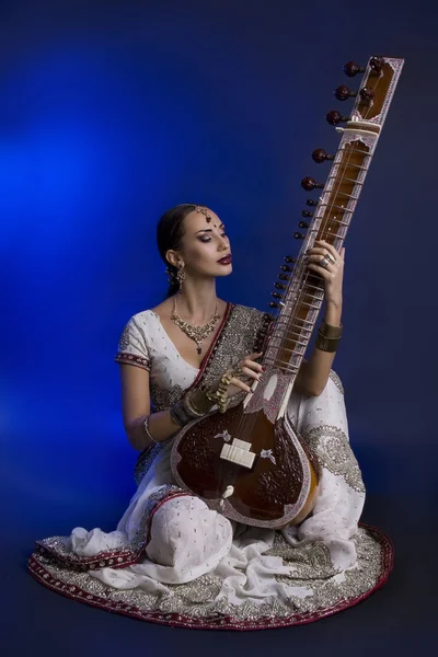 Hermosa mujer india en Sari con joyas orientales —  Fotos de Stock