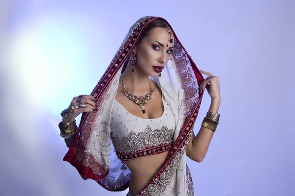 Mulher indiana bonita em roupas Sari tradicional com nupcial — Fotografia de Stock