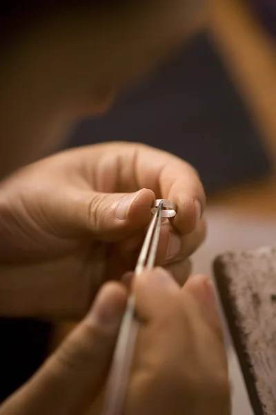 VARANASI, INDE - MAI : Bijoutier fabriquant des bijoux. Travail manuel. 15 mai , — Photo