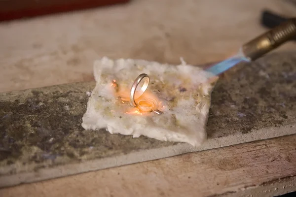 VARANASI, INDE - MAI : Bijoutier fabriquant des bijoux. Travail manuel. 15 mai , — Photo