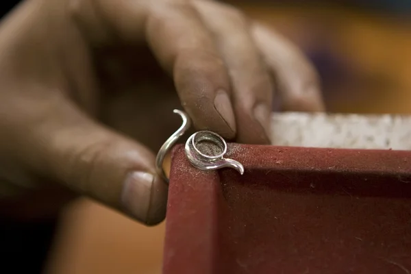 Varanasi, india - may: Juwelier, der Schmuck herstellt. Handarbeit. 15. Mai, — Stockfoto