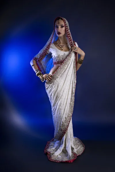 Mulher indiana bonita em roupas Sari tradicional com nupcial — Fotografia de Stock