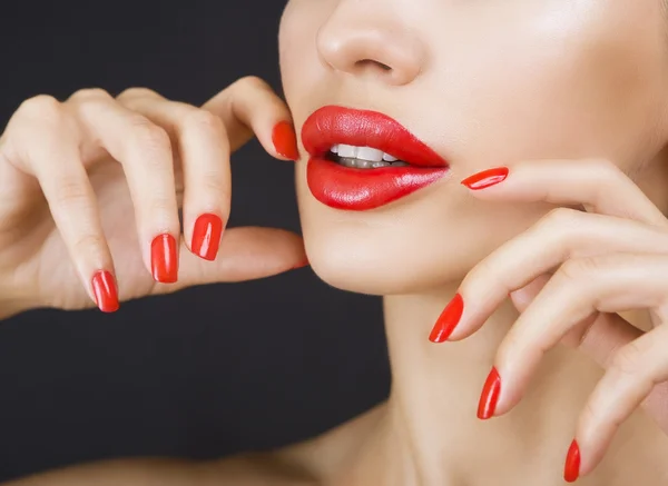 Hermosa chica joven atractiva con labios rojos y esmalte de uñas rojo, Bri —  Fotos de Stock