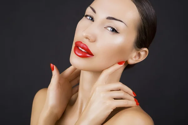 Hermosa chica joven atractiva con labios rojos y esmalte de uñas rojo, Bri — Foto de Stock