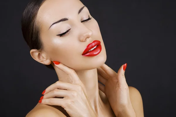 Hermosa chica joven atractiva con labios rojos y esmalte de uñas rojo, Bri — Foto de Stock