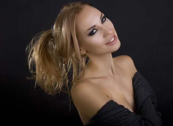 Krásná Sexy blondýna usměvavá žena. Tmavé pozadí. Kouřové oči — Stock fotografie