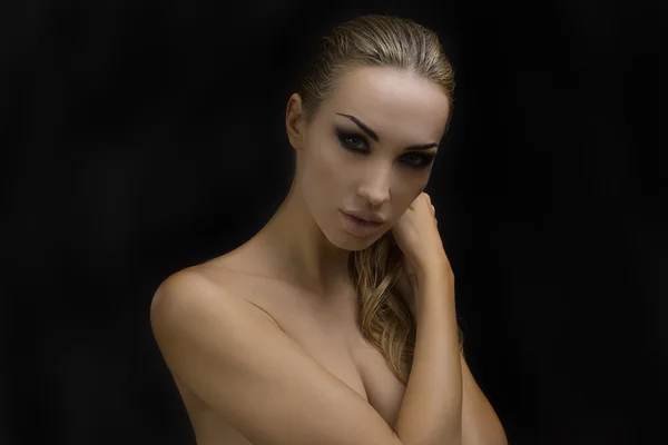 Schöne sexy blonde Frau. dunkler Hintergrund. leuchtende Smokey Eyes — Stockfoto