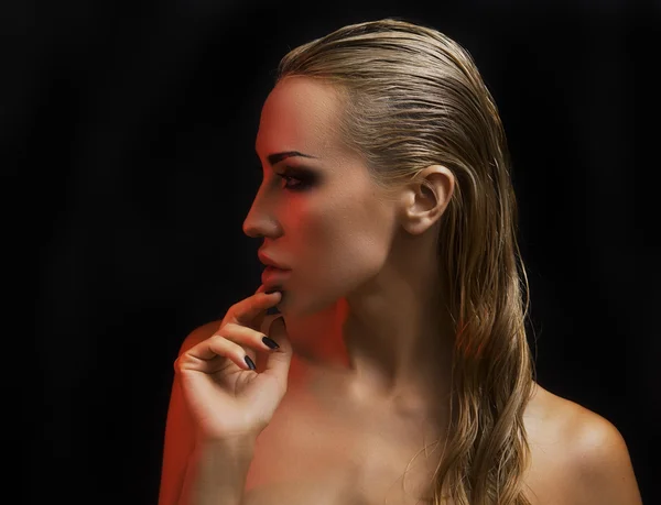 Schöne sexy blonde Frau. dunkler Hintergrund. leuchtende Smokey Eyes — Stockfoto