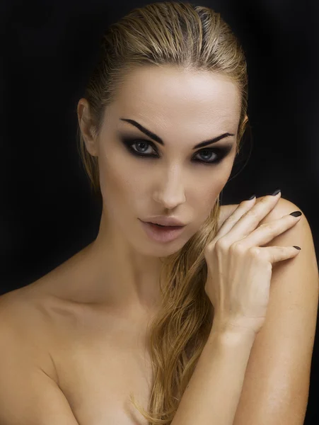 Schöne sexy blonde Frau. dunkler Hintergrund. leuchtende Smokey Eyes — Stockfoto