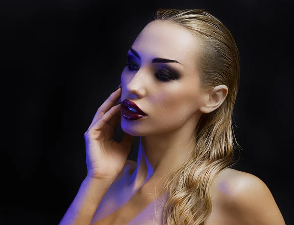 Beautiful Sexy Blond Woman. Dark Background. Bright Smokey Eyes — Stock Photo, Image