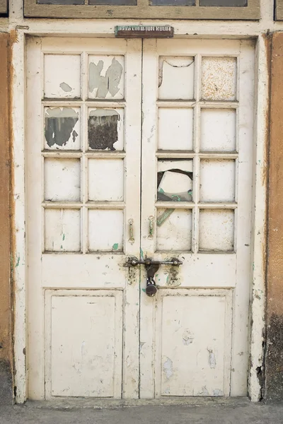 L'ancienne porte avec peinture fissurée, fond — Photo