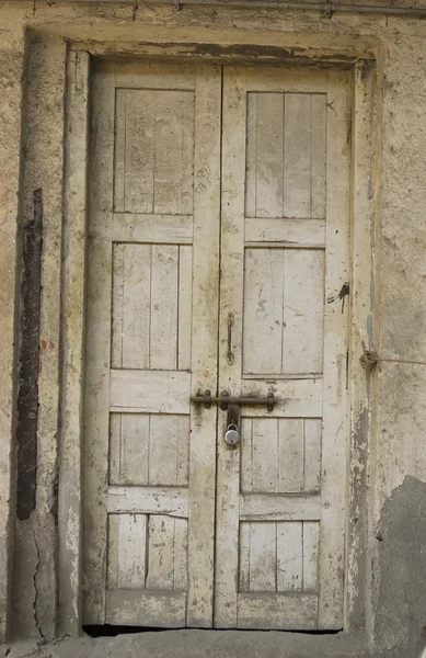 L'ancienne porte avec peinture fissurée, fond — Photo