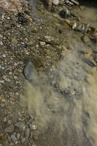 Insättning av lera på mountain river, Raw Healing floden lera i — Stockfoto