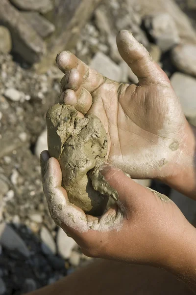 Rzeka uzdrowienie RAW gliny w rękach, szczegół produkcji cla — Zdjęcie stockowe