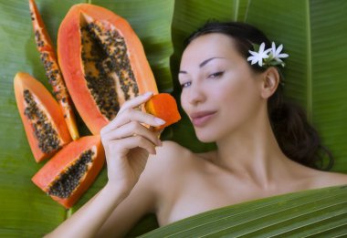 Güzel beyaz bir kadınla taze meyve Papaya (açık havada). O