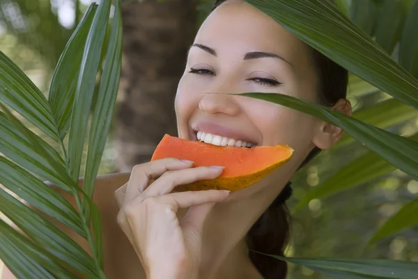 Beautiful smiling Caucasian Woman with fresh fruit Papaya (outdo — Stock Photo, Image