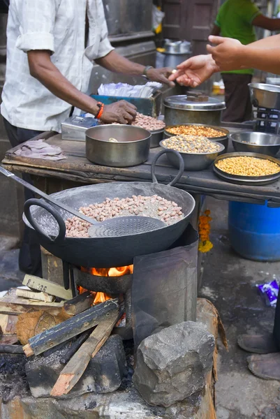 Straßen von Bombay (Mumbai, Indien) traditionelles Streetfood — Stockfoto