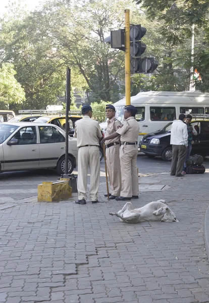 MUMBAI, INDIA - may 2015: Streets of Bombay - Indian police and — Stock Photo, Image