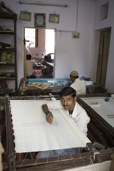 VARANASI, INDIA, DEC 9, 2013: Unidentified Indian man embroideri — Stok fotoğraf