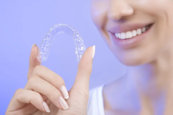 Blanqueamiento de dientes - Chica sonriente con bandeja de dientes, Primer plano —  Fotos de Stock