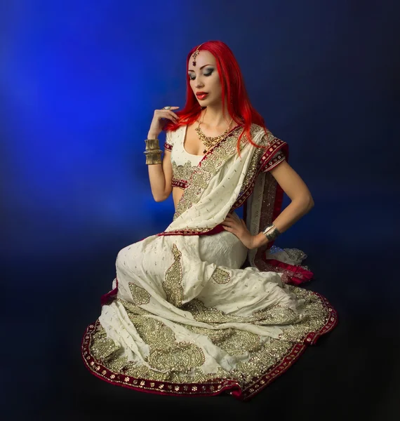 Bela ruiva sexy mulher no tradicional indiana sari vestuário — Fotografia de Stock