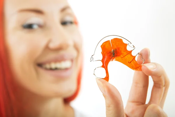 Hermosa chica sonriente con retenedor para los dientes, primer plano —  Fotos de Stock