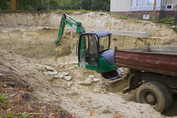 HEVIZ, HUNGRIA - AGO, 2013: Bulldozer, Escavadeira Cavando o Gro — Fotografia de Stock