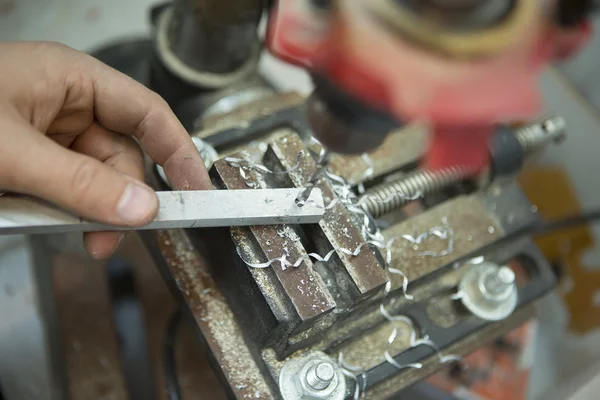 Perforación de hombre en placa de acero con taladro de banco. Primer plano eléctrico —  Fotos de Stock