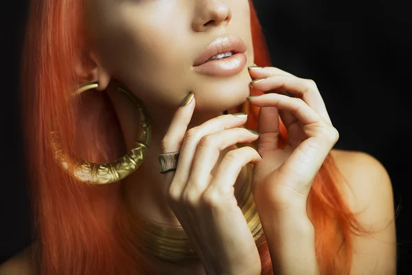 Redhead Women with Golden Make-up, Hands with Golden Manicure. M — Stock Photo, Image