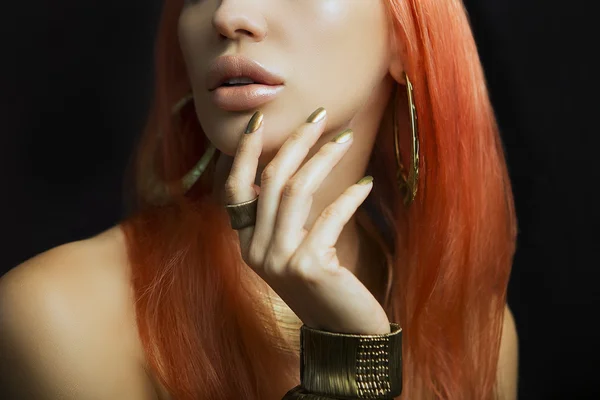 Redhead Women with Golden Make-up, Hands with Golden Manicure. M — Stock Photo, Image