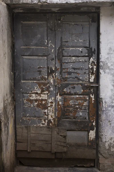 Staré dřevěné dveře, pozadí — Stock fotografie