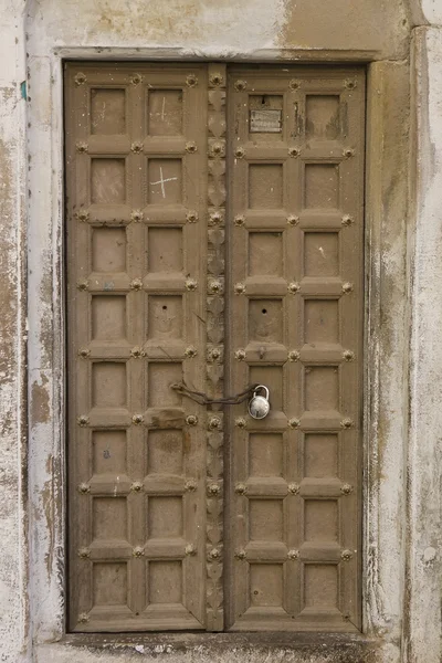 Belle vieille porte en bois — Photo