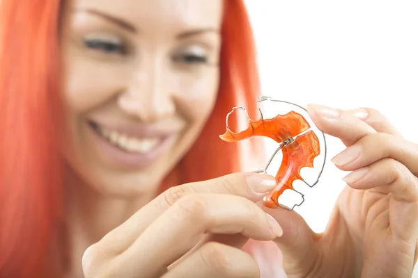 Mooi lachende meisje met retainer voor tanden, close-up — Stockfoto