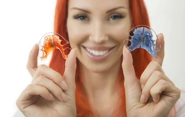 Hermosa chica sonriente con retenedor para los dientes, primer plano — Foto de Stock