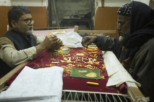 VARANASI, INDIA, DEC, 2015: Unidentified Indian man embroidering — Stock Photo, Image