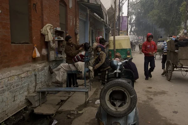 Varanasi, Indie, Jan, 2015: Niezidentyfikowane indyjski fryzjer — Zdjęcie stockowe