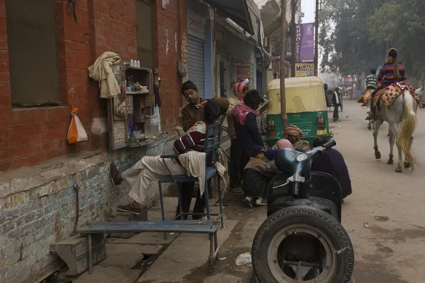 Varanasi, Hindistan, Jan, 2015: Kimliği belirsiz Hint Kuaför — Stok fotoğraf