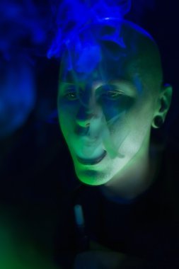 Club Party - gece hayatı. Smokin seksi şık yakışıklı genç